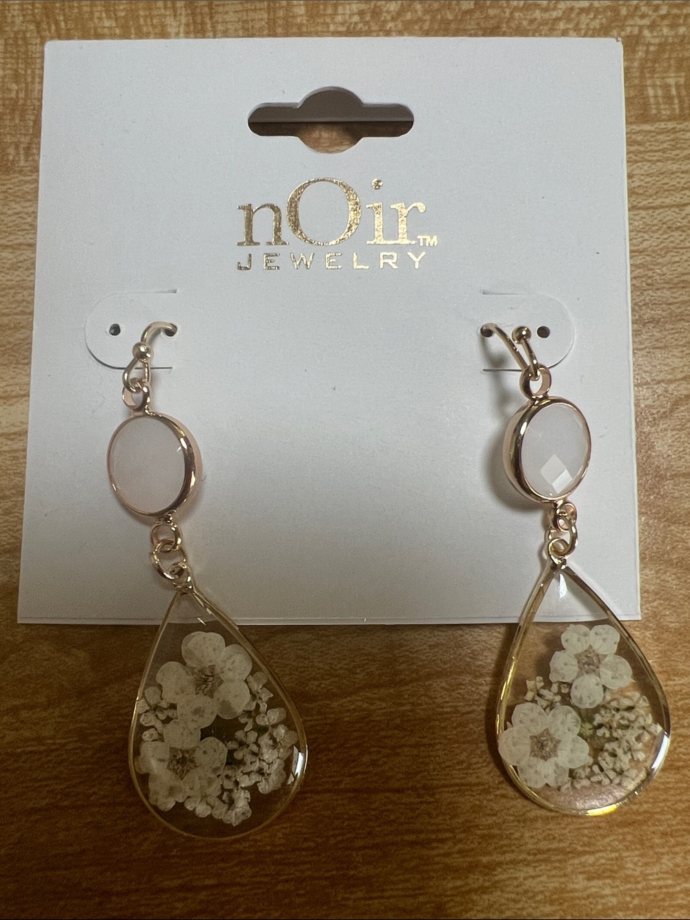#2576**nOir Jewelry Gold and White Floral Teardrop Dangle Earrings